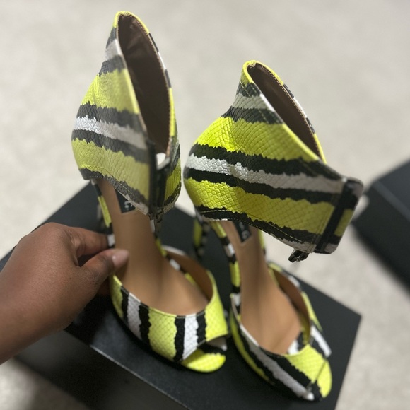 Yellow, black and white Snake 🐍 skin OPEN TOE sandal🔥 - Picture 3 of 4